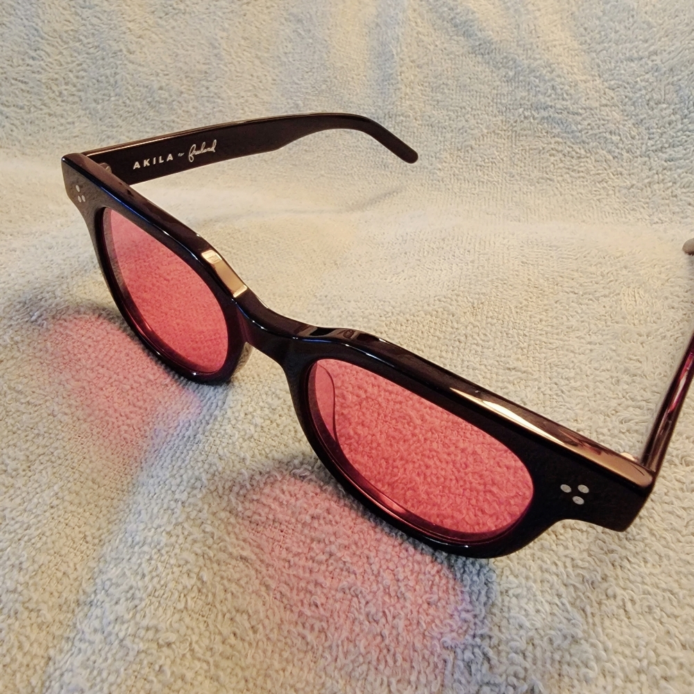 Akila Women's Black Sunglasses with Pink Lenses